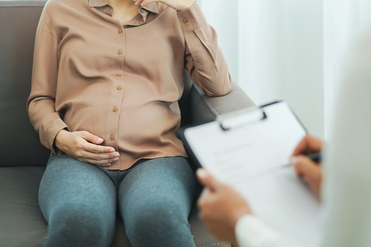 A pregnant woman consulting a specialist for her heartburn
